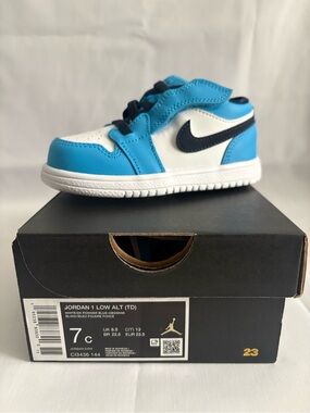 Nike Kids Low-Top Sneakers in White & Bright Blue with Navy Swoosh